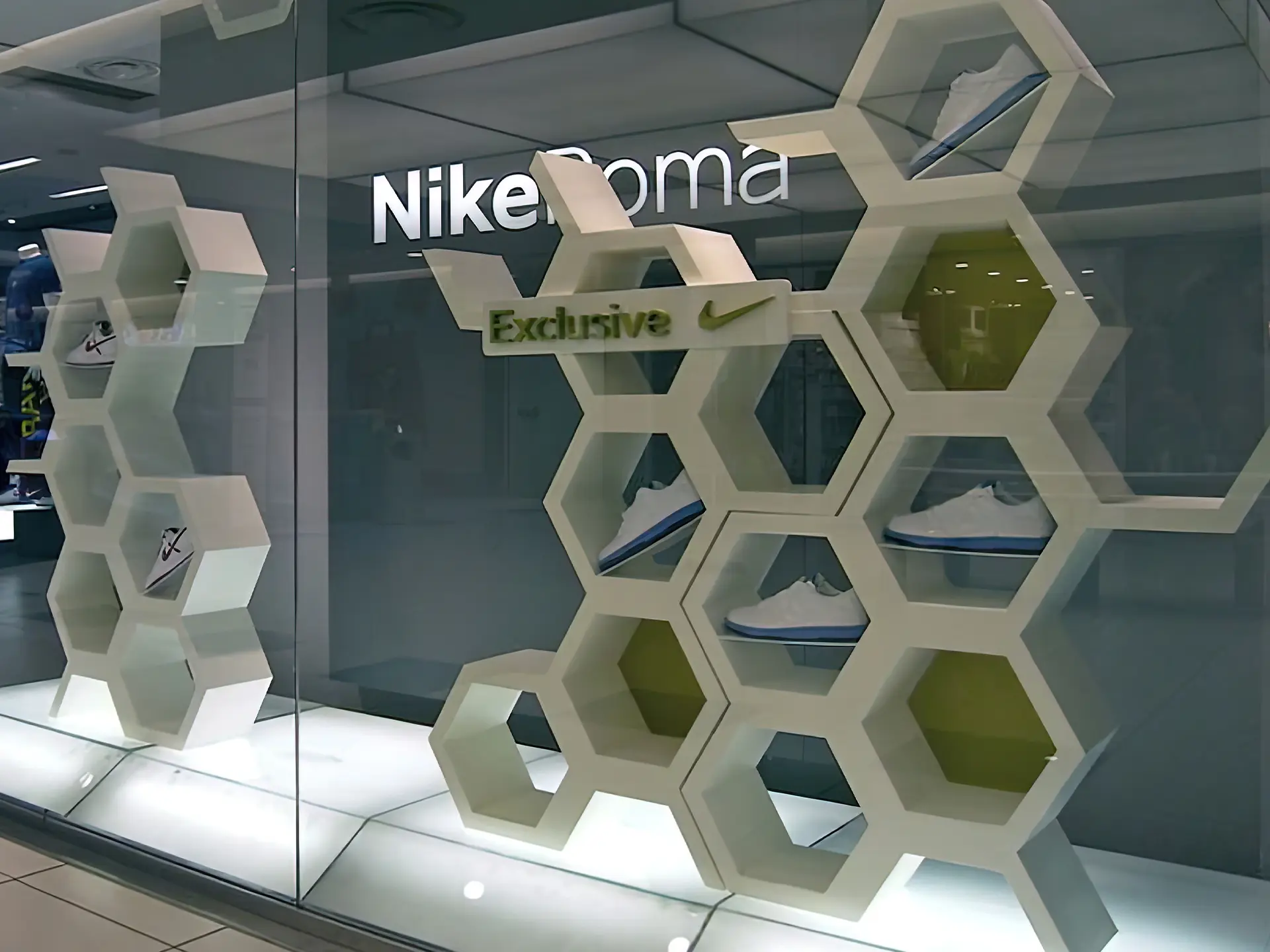 un-real-zampolini-biffi-gentili_nike-italia-vetrina-espositiva-nike-hexagon_1