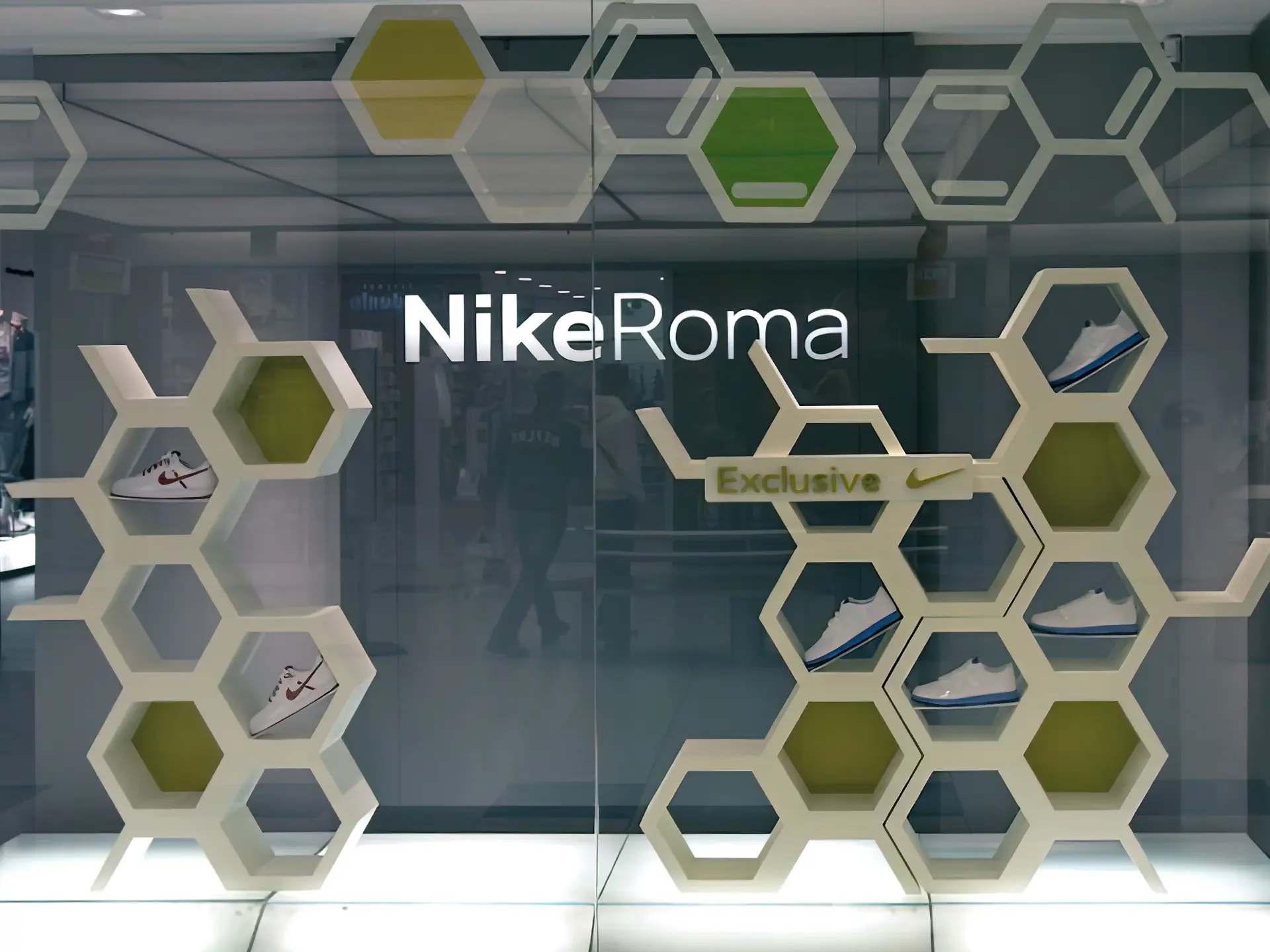 un-real-zampolini-biffi-gentili_nike-italia-vetrina-espositiva-nike-hexagon_2